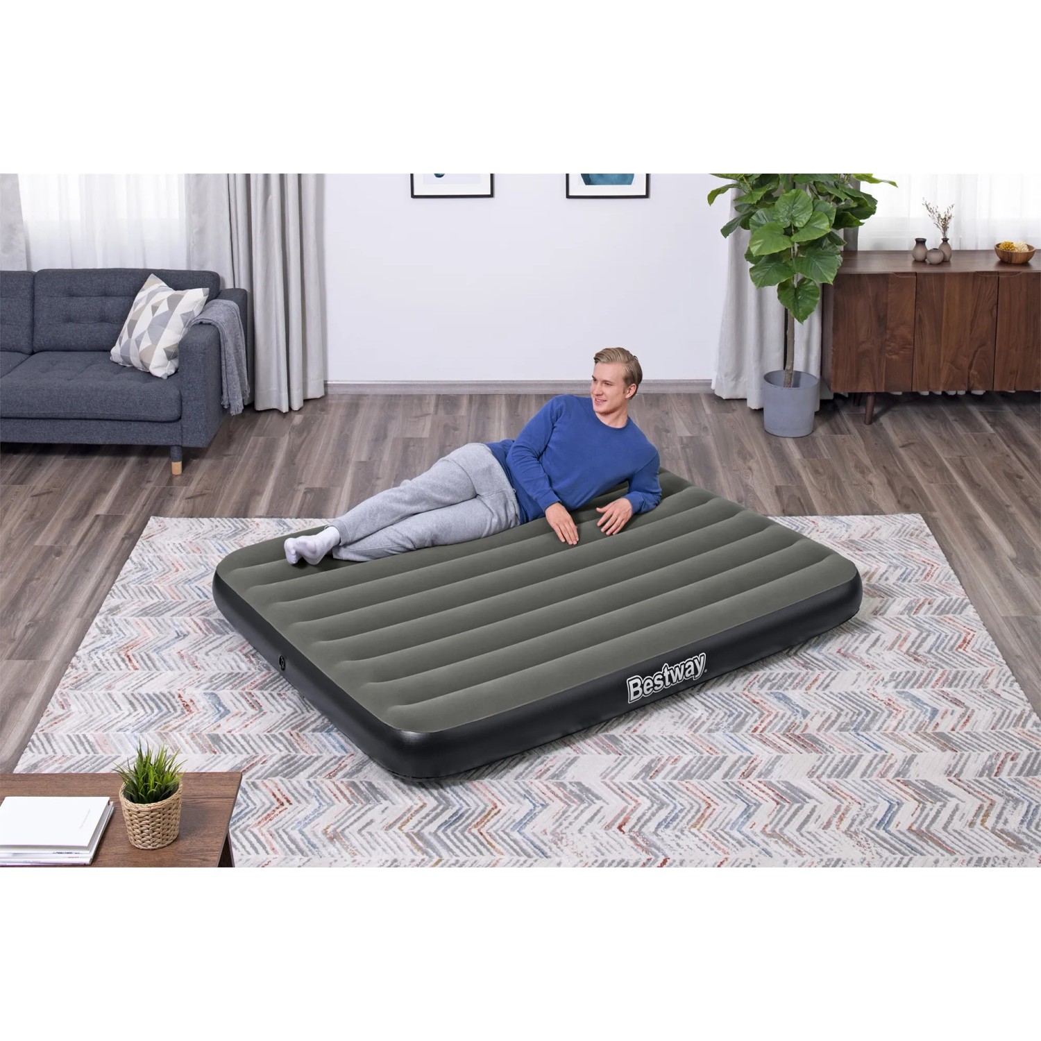 Bestway TriTech Luftbett, Einzelbett (185x76x25cm) mit Person im Wohnraum.