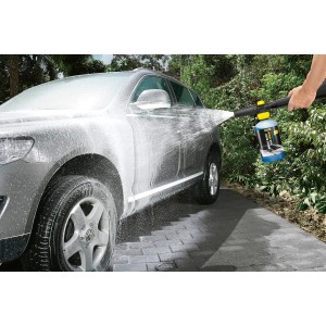 Auto wird mit Kärcher RM 610 Autoshampoo und Hochdruckreiniger gereinigt.