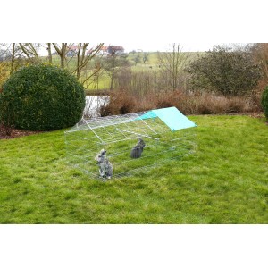 Verzinktes Kerbl Freilaufgehege mit Spitzdach und Ausbruchsperre im Garten, mit Sonnenschutz und zwei Kaninchen.
