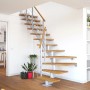Dolle Mittelholmtreppe Hamburg, Eiche perlgrau, mit Geländer in modernem Wohnraum.
