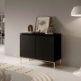 Modernes Selsey Sideboard Bemmi 100 cm in Schwarz mit goldenen Beinen und grifflosen Türen im Wohnzimmer.