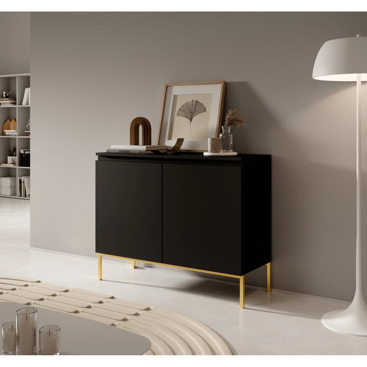 Modernes Selsey Sideboard Bemmi 100 cm in Schwarz mit goldenen Beinen und grifflosen Türen im Wohnzimmer.