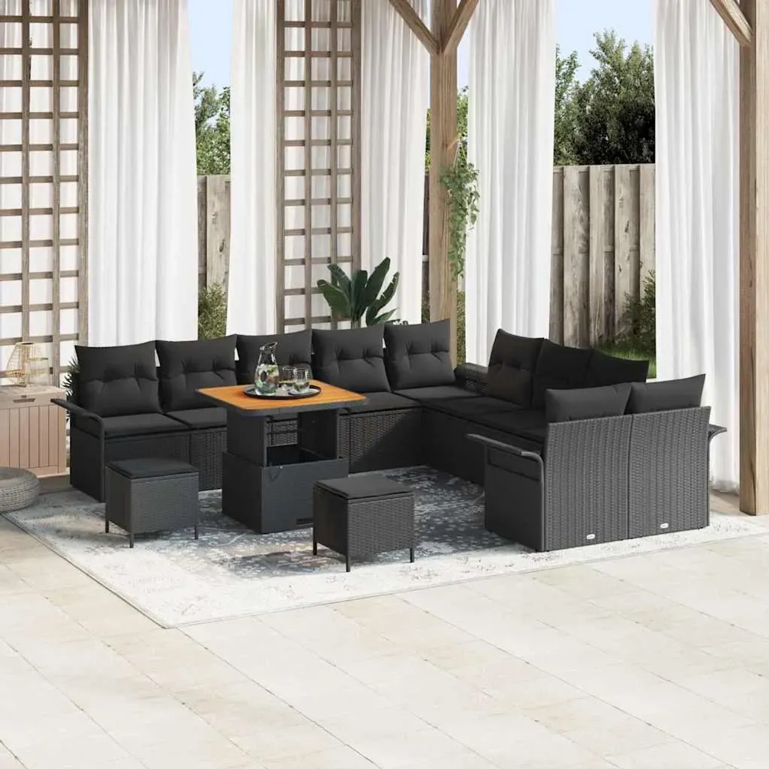 Schwarzes 13-teiliges vidaXL Garten-Sofa-Set aus Poly Rattan mit Tisch und Hockern.