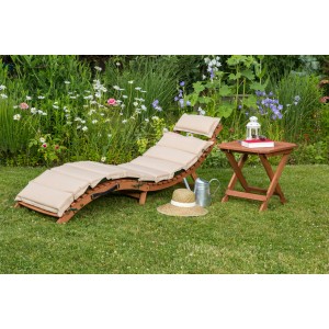 3-teiliges Gartenliegen-Set Ipanema aus Eukalyptusholz mit Liege, Hocker und Auflage in Grün-Beige.