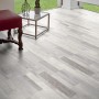Heller Laminatboden Comfort Pinie Sea Pine Hell 7 mm im Wohnraum mit Möbeln.