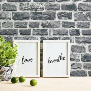 Anthrazitfarbene Bricoflor Steintapete in 3D-Steinoptik als Wandgestaltung.