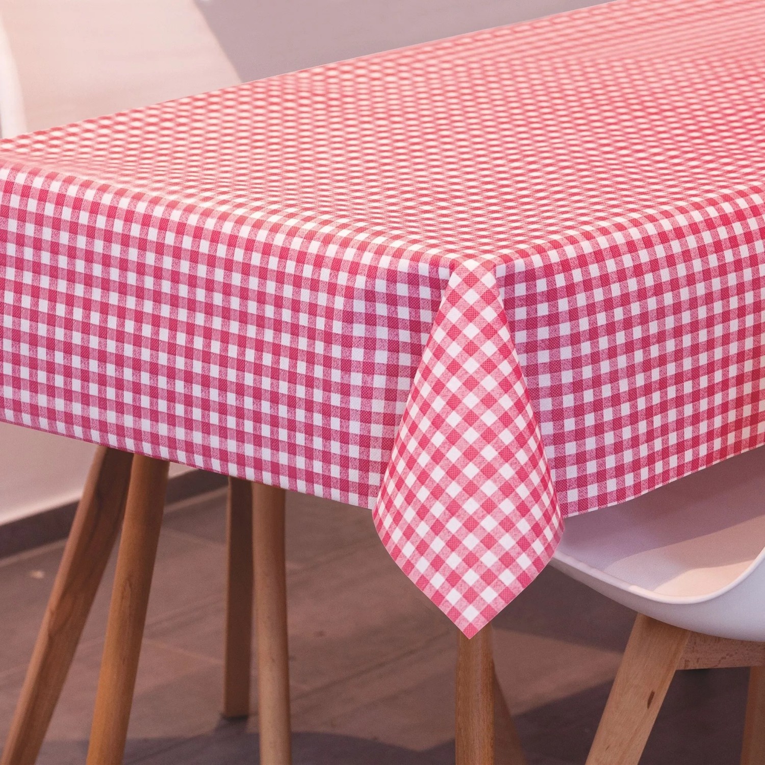 Sensalux Vlies-Tischdecke, 1 x 1 m, rot-weiß kariert auf Tisch.
