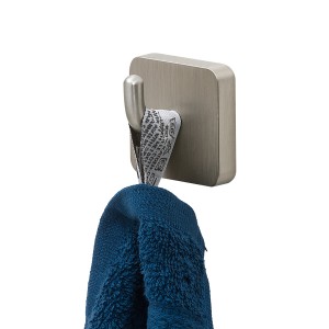 Tiger Haken Onu, Edelstahl gebürstet, mit blauem Handtuch. Handtuchhalter für Bad.