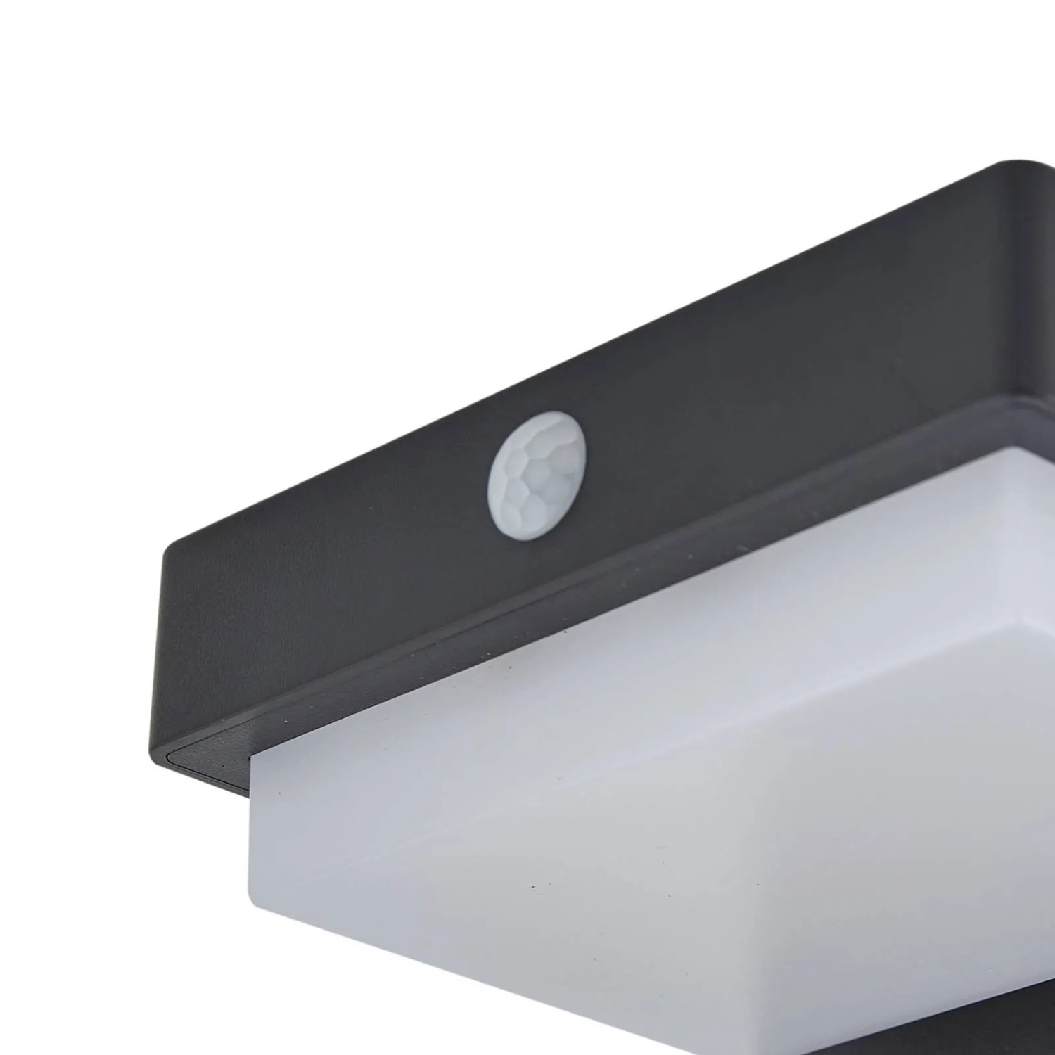 Detailaufnahme: Schwarze Lindby LED Solar-Wegeleuchte Eleazar mit Bewegungsmelder.