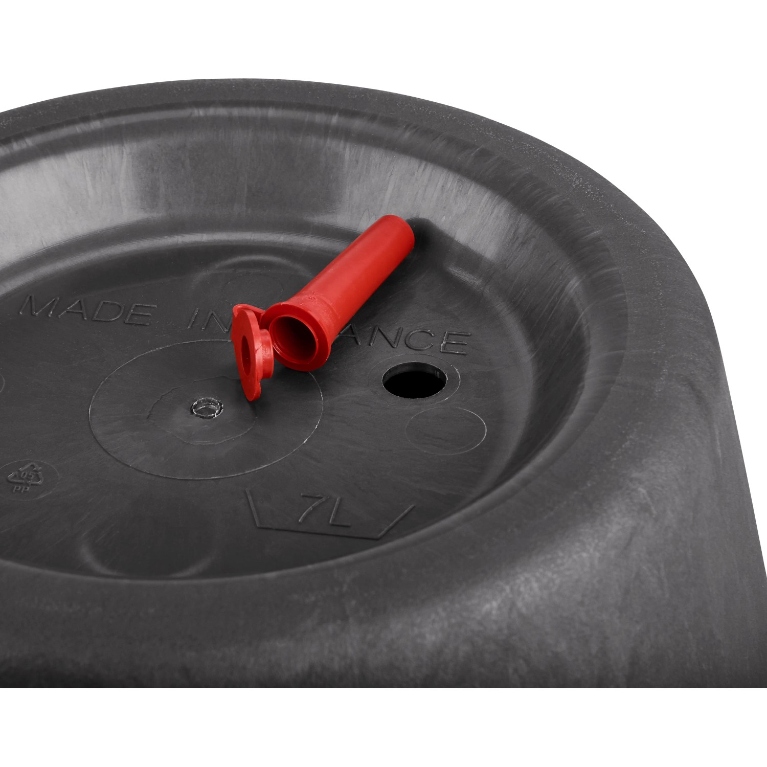 Detailaufnahme Pflanztopf Poétic Schiefer, Kunststoff mit rotem Verschlussstopfen für Wasserablauf.