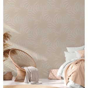 Beige-goldene Vliestapete mit Palmenmuster für Wohn- und Schlafräume.
