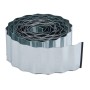 Flexible, silberne Relaxdays Rasenkante aus Metall, 16 cm hoch und 15 m lang.