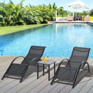 Outsunny Gartenliegen-Set: 2 schwarze Metall-Sonnenliegen mit atmungsaktiver Stoffbespannung und Tisch am Pool.