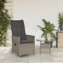 Grauer Poly Rattan Gartensessel mit dunkelgrauen Kissen auf Terrasse. Verstellbarer Gartenstuhl.