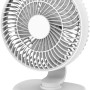 Weißer Akku-Tischventilator (Ø 20 cm) mit drei Leistungsstufen und schwenkbarem Kopf.