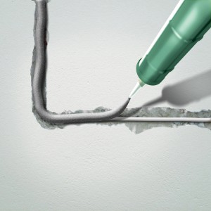 Anwendung von MEM Reparatur-Mörtel Fix & Fertig (zementgrau) zum Ausbessern einer Mauerwerksfuge.