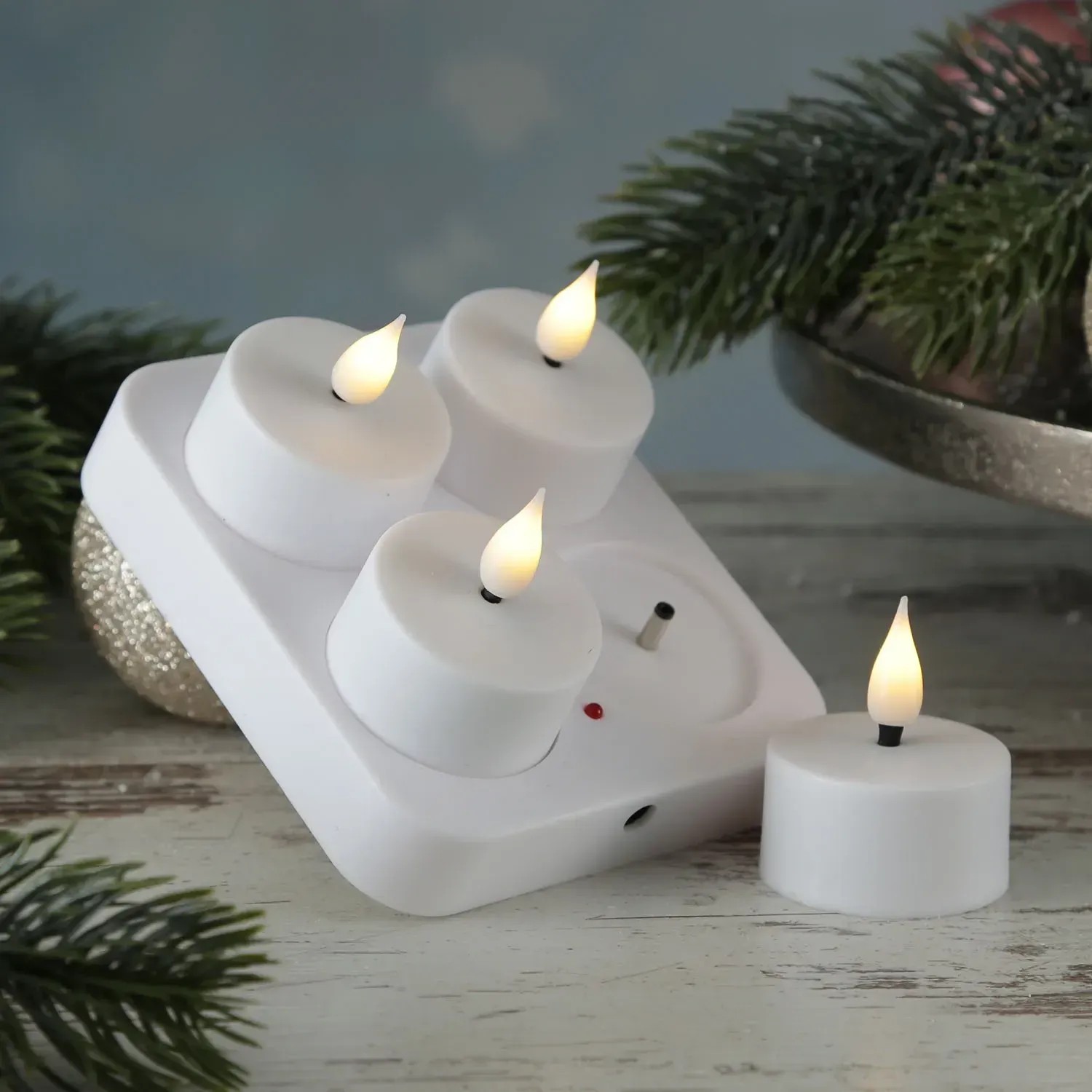 Marelida LED Teelichter, 4er Set mit Ladestation. Wiederaufladbare, flackernde, weiße Deko-Kerzen.