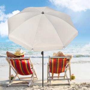 Sekey Sonnenschirm 180 cm am Strand mit zwei Personen in Liegestühlen.