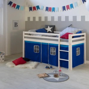 Weißes Kinderhochbett 90x200 mit blauem Vorhang als Spielhöhle und Leiter.