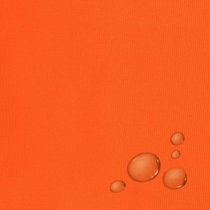 Detailaufnahme: Wasserabweisendes, oranges Karat Sonnensegel mit Wassertropfen.