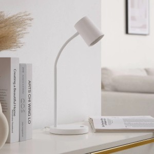 Weiße Lindby Radka Tischlampe mit flexiblem Arm auf Schreibtisch. Moderne Arbeitszimmerleuchte, Design-Tischlampe.