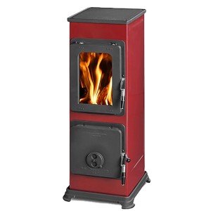 Roter Thorma Küchenofen BOZEN AT 5 kW mit Kochplatte und Flammen im Brennraum.