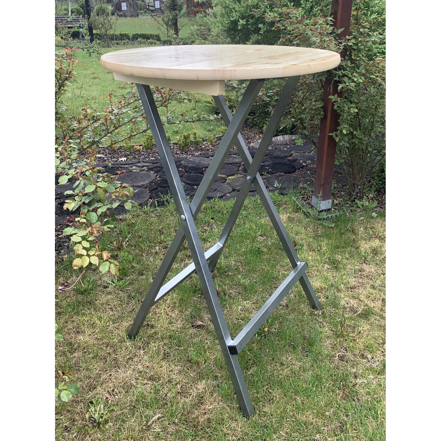 Klappbarer Stehtisch für Garten und Terrasse mit Holzplatte und Metallgestell.