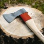Ochsenkopf Forstaxt Universal Gold auf Baumstumpf. Axt mit Stahl-Stielschutzhülse und Hickory-Stiel.