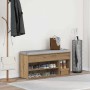 Schuhbank Artisan-Eiche aus Holzwerkstoff mit grauer Sitzfläche und offenen Fächern für Schuhe im Flur.