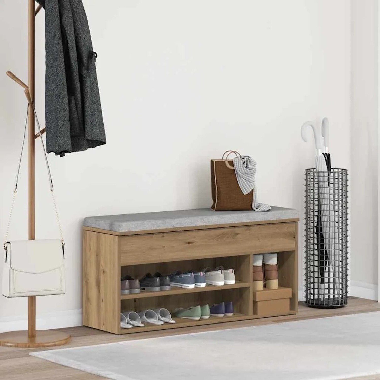 Schuhbank Artisan-Eiche aus Holzwerkstoff mit grauer Sitzfläche und offenen Fächern für Schuhe im Flur.