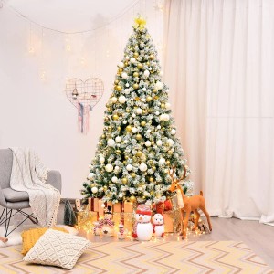 Großer künstlicher Weihnachtsbaum 225cm, schneebedeckt, mit goldenen und weißen Kugeln und LED-Lichtern dekoriert.