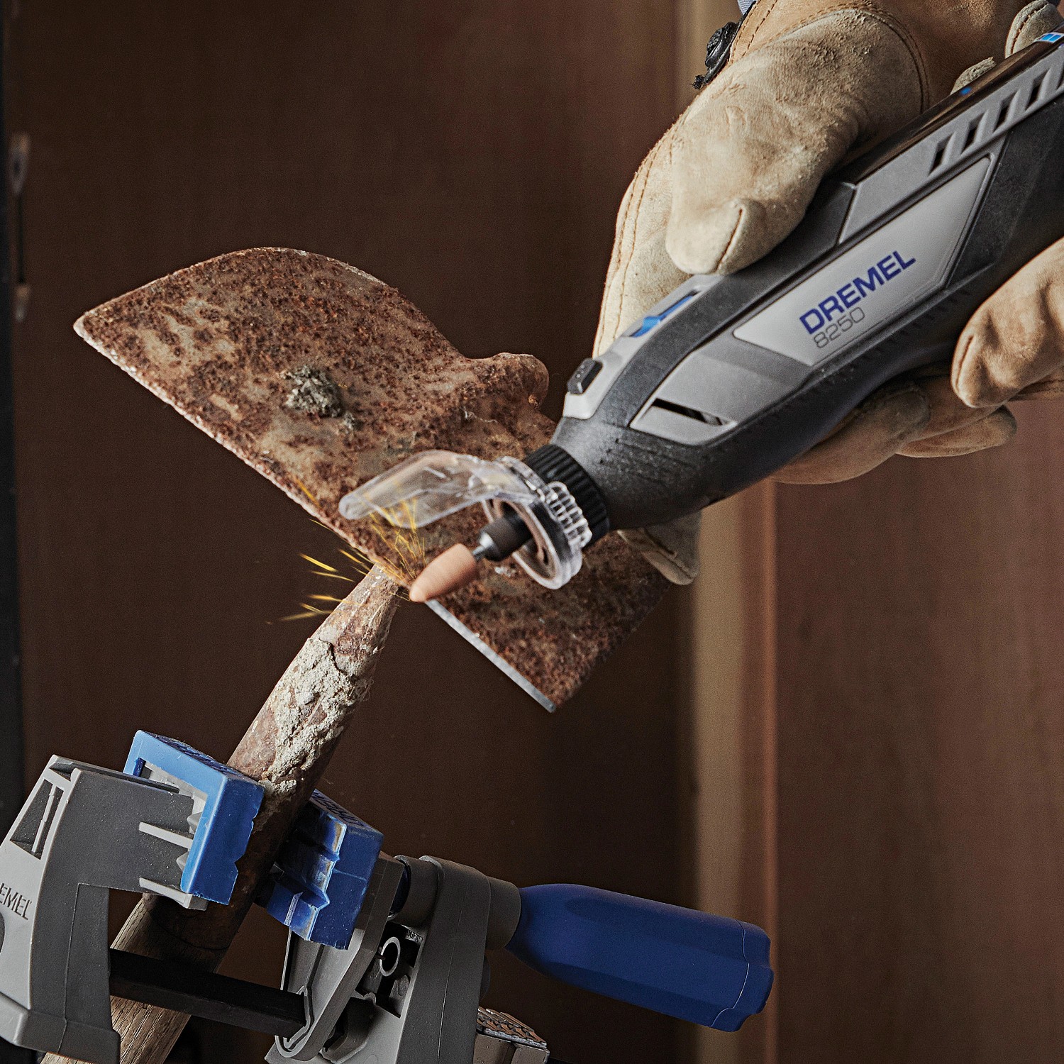 Dremel Akku-Multitool 8250-5 im Einsatz beim Schleifen von Metall.
