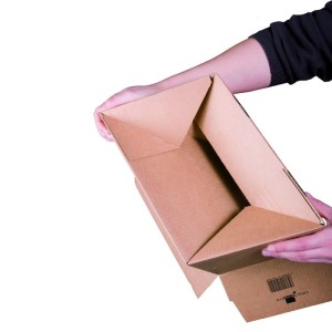 Hände falten braunen Automatikbodenkarton. Schnelles Aufrichten des Versandkartons für Umzug und Lagerung.
