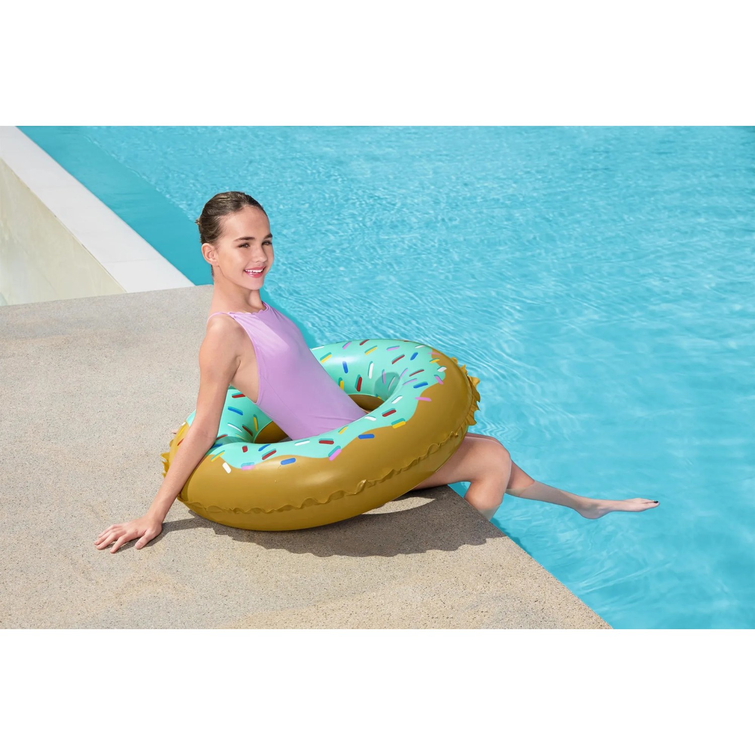 Bestway Schwimmring Sweet Donut Ø 77 cm im Donut-Design am Pool.