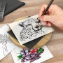 Weller Brandmalerei-Set: Hand zeichnet Gepard mit Lötkolben auf Holzscheibe.