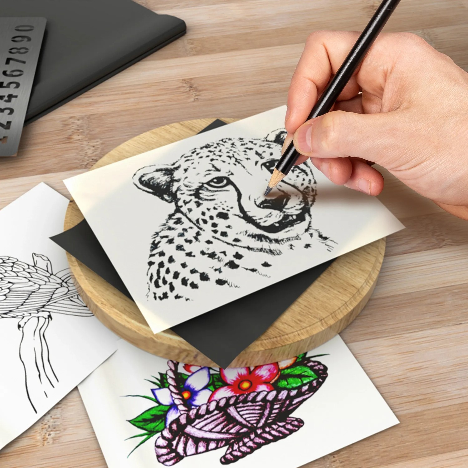 Weller Brandmalerei-Set: Hand zeichnet Gepard mit Lötkolben auf Holzscheibe.