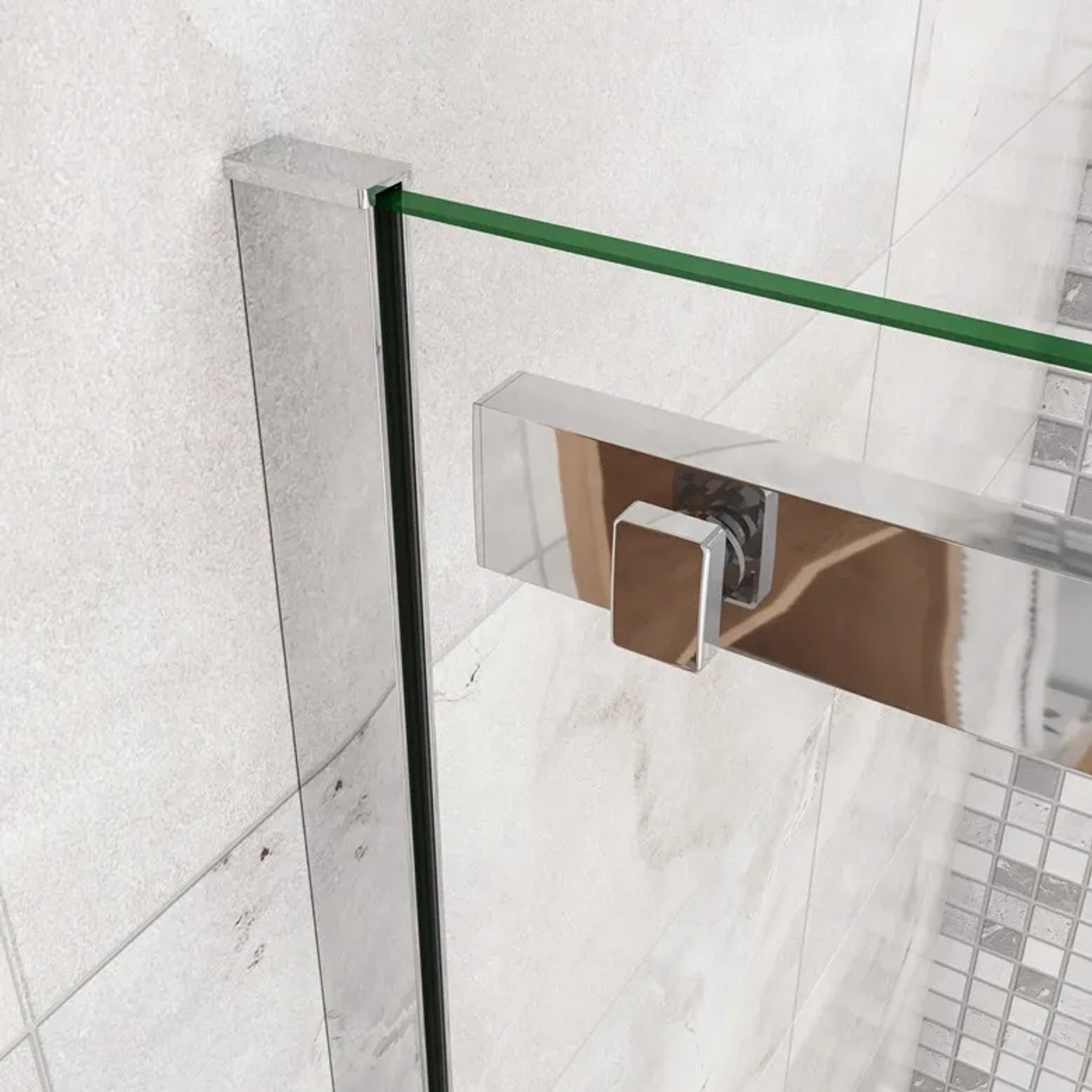 Detailansicht der Duschparadies Nischentür: verchromter Rahmen, 6mm Sicherheitsglas und glänzender Griff.