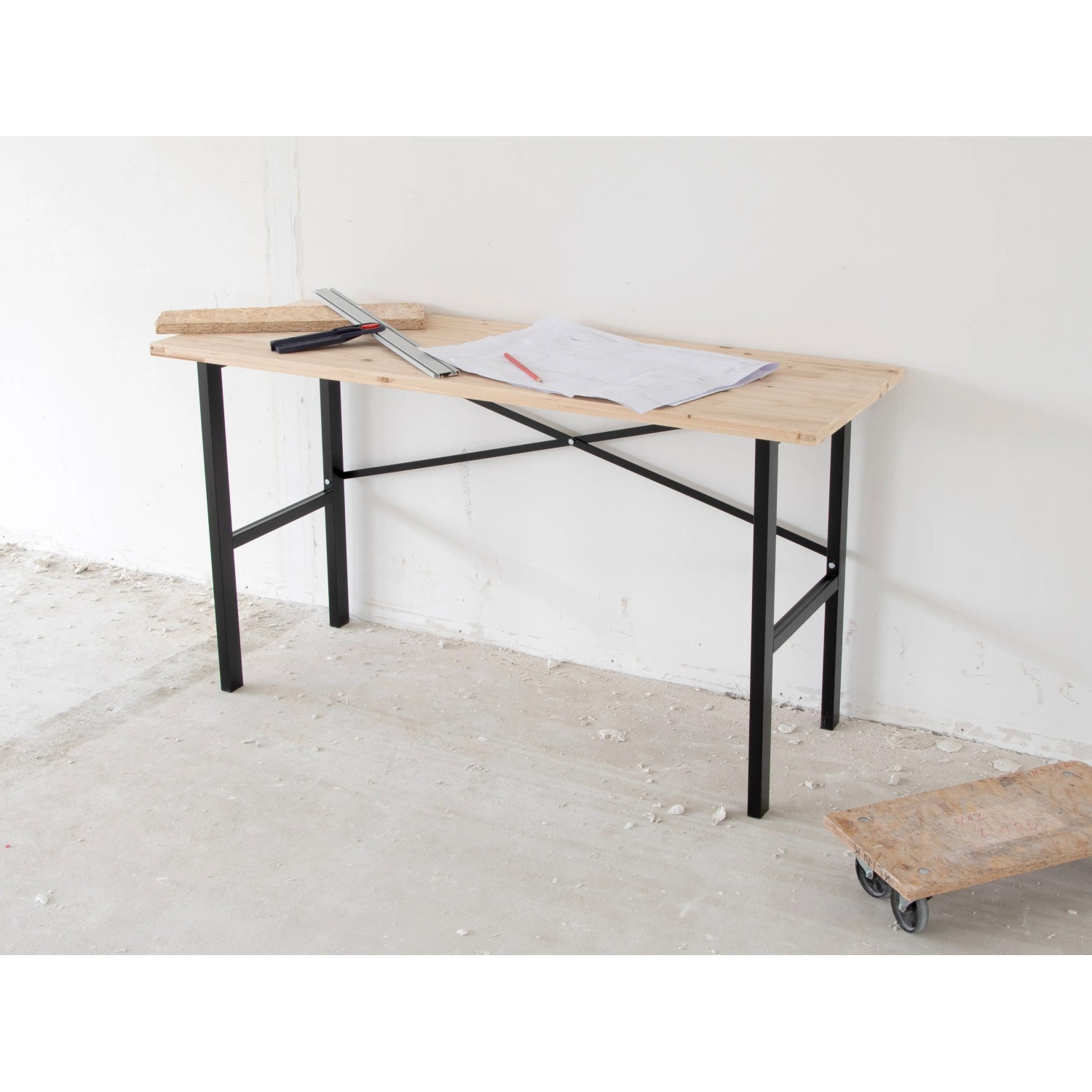 rikta Werkbank 159 cm mit Holzplatte und schwarzem Stahlgestell. Ideal für Werkstatt und Hobby.
