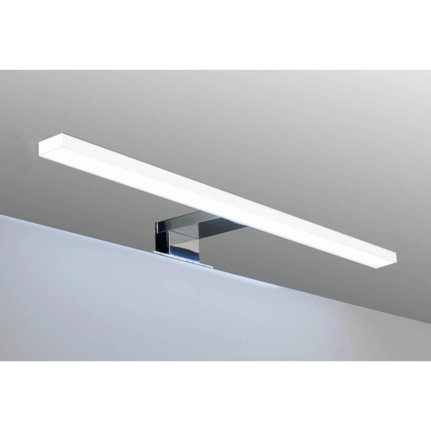Moderne LED Badleuchte in Chromoptik, 45cm, zur Montage am Spiegel, Schrank oder Wand.