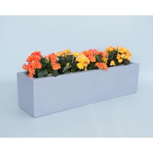 Grauer, rechteckiger Fiberglas Pflanzkübel (100x25x25cm) mit orange-gelben Blumen für Garten & Balkon.