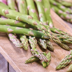 Frischer grüner Asparagus Gijnlim auf Holzbrett, ideal zum Pflanzen im Februar-April.