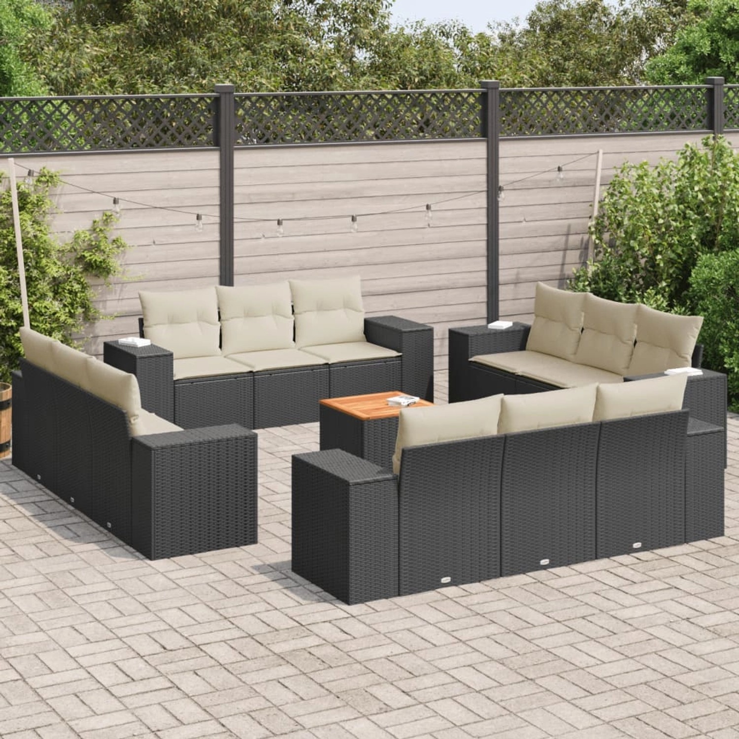 Schwarze 13-tlg. vidaXL Garten-Sofagarnitur aus Poly Rattan mit cremefarbenen Kissen.