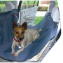 Blaue Heim Hunde-Autoschondecke 140x150 cm mit Hund im Auto.