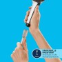 Grohe QuickFix Handbrause Vitalio Joy Cube wird an einen Brauseschlauch angeschlossen.