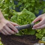 Gardena Basisgerät 1000, Startbaustein für Micro-Drip-System, wird von Händen im Garten montiert.