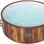 Runder LAY-Z-SPA Helsinki AirJet Whirlpool mit Holzoptik und Pumpe, gefüllt mit Wasser.