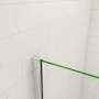 Detailaufnahme AICA Walk In Dusche mit 10mm ESG Glas und Chromrahmen vor weißer Wand.