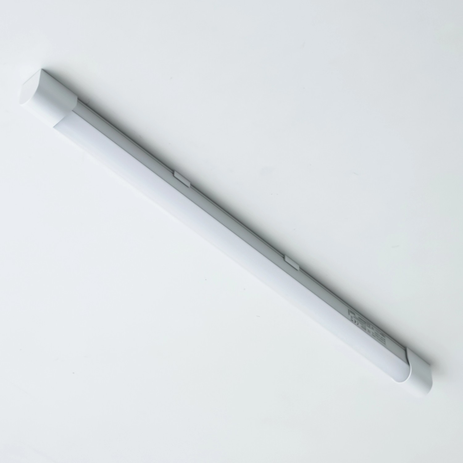 Graue LED-Unterbauleuchte Strip, 9W, 900lm, 4000K, 60cm. Ideal für Küche & Werkstatt.