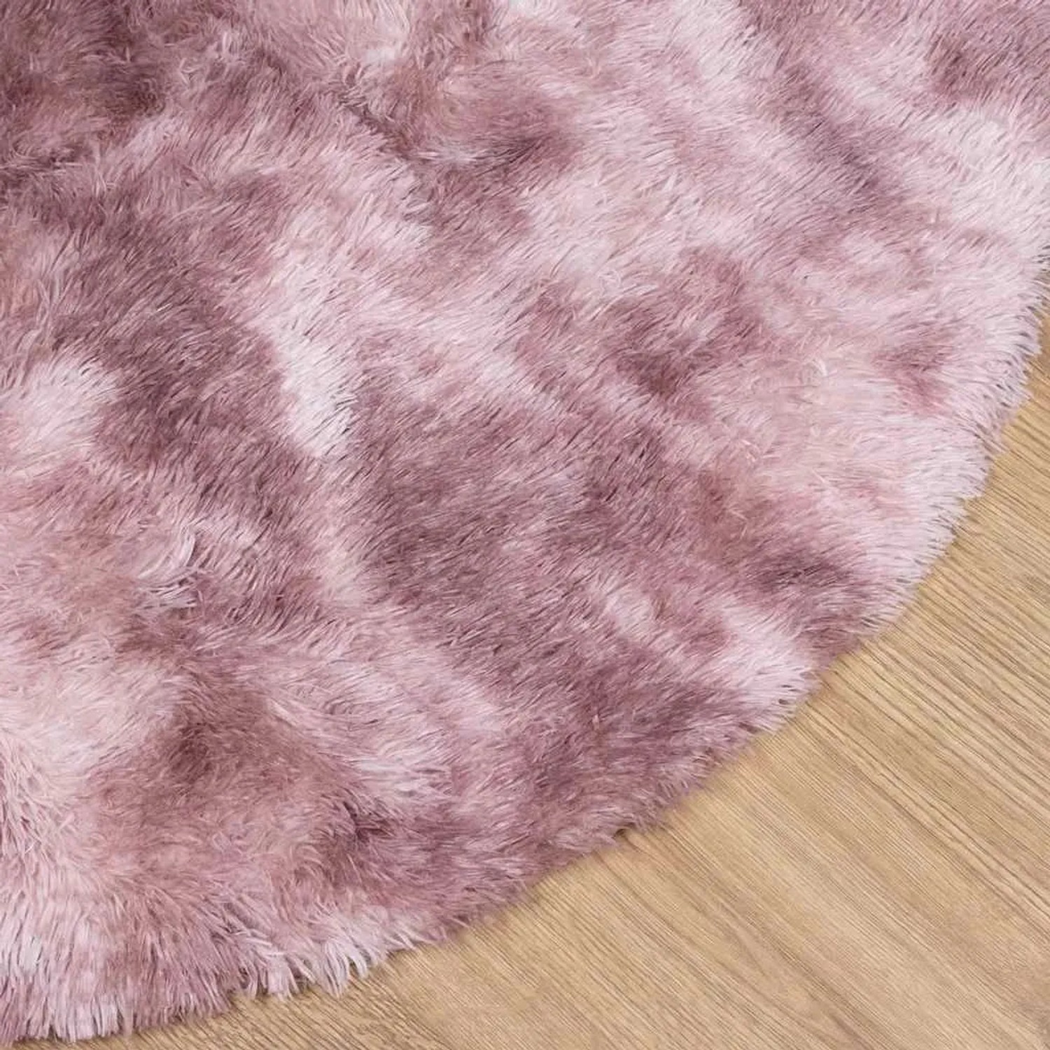 Runder, altrosa Shaggy Hochflorteppich aus Polyester mit flauschiger Textur auf hellem Holzboden.
