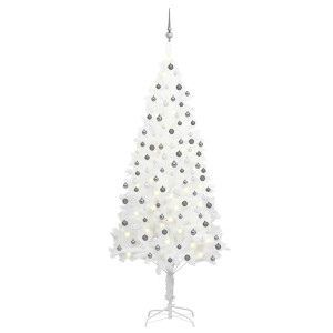 Weißer, künstlicher Weihnachtsbaum (210 cm) mit LEDs und silbernen Kugeln.